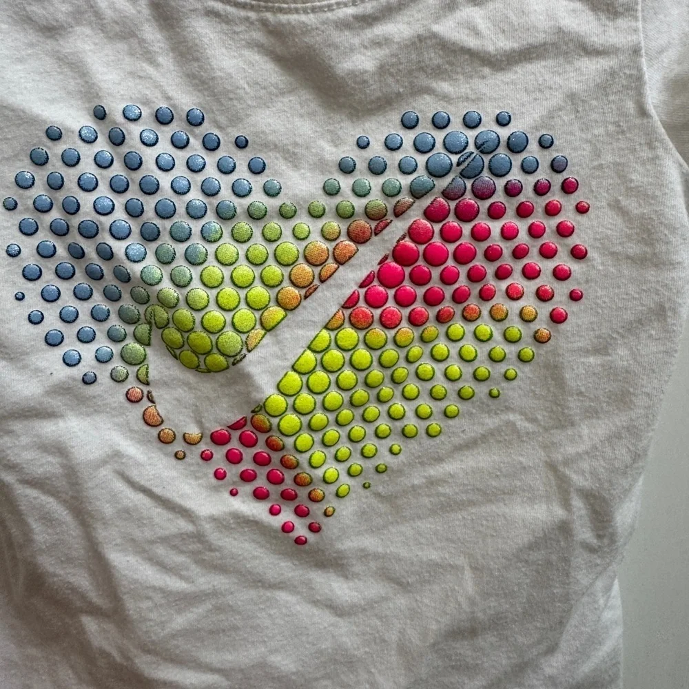 Nike 2T Girls White Rainbow Swish Short Sleeve Tee Shirt Blouse Top Heart Design